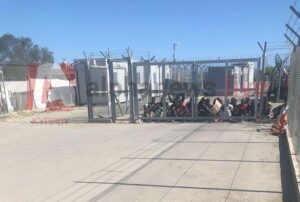 Εξέγερση μεταναστών στο "Πουρνάρα" με φωτιές και αποκλεισμό της εισόδου (ΦΩΤΟ)