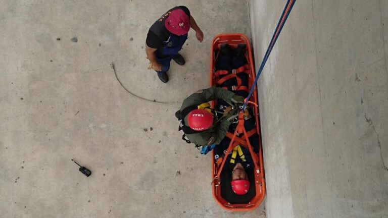 Έπεσε από ύψος 2,5 μέτρων και κατέληξε στην οροφή ξύλινης πέργολας
