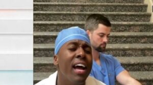 Γιατρός τραγουδά John Lennon για να συγκεντρώσει χρήματα (ΒΙΝΤΕΟ&ΦΩΤΟ)