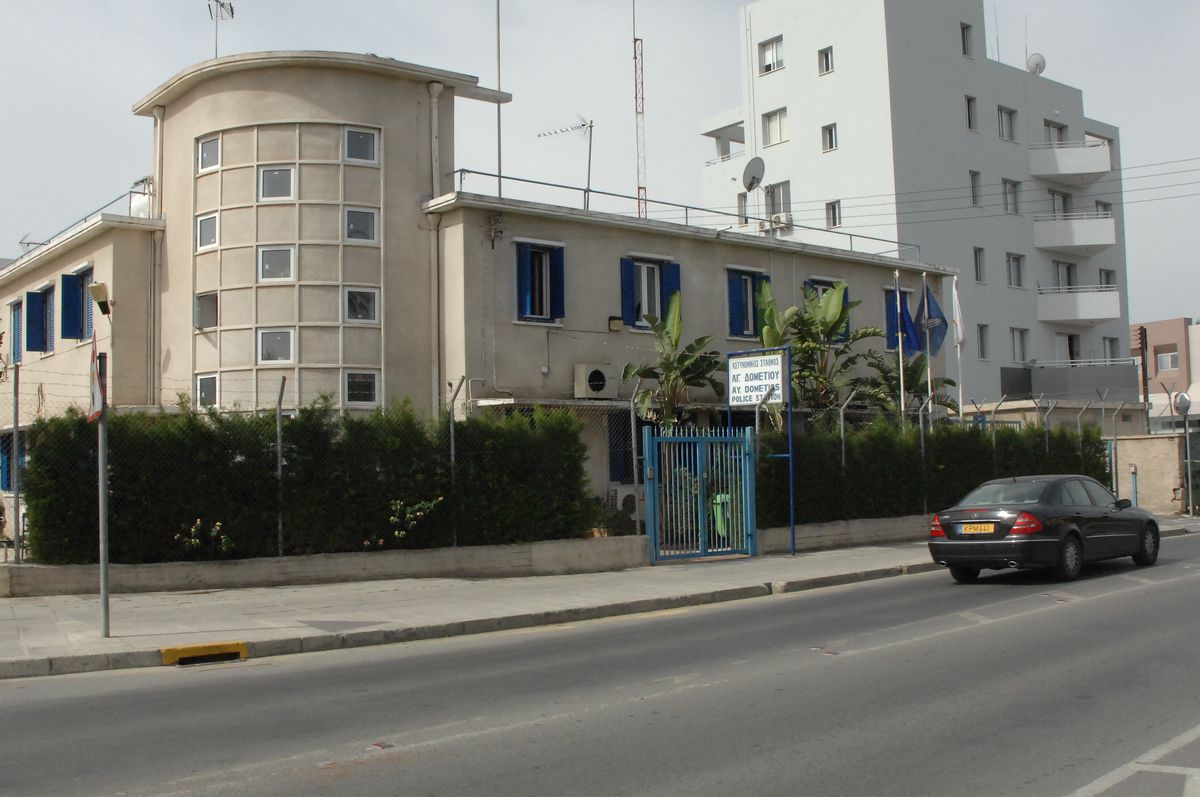 Ζήτησε τσάι από αστυνομικό, τον έσπρωξε και το "έσκασε" από το παράθυρο…