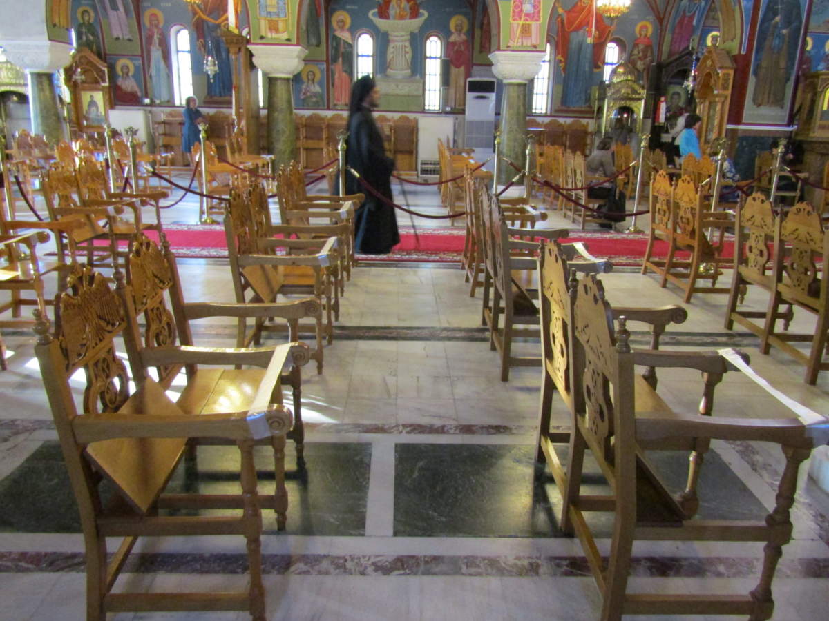 Πιστός σε κάθε δύο στασίδια και καθίσματα έξω από τους Ναούς (ΒΙΝΤΕΟ)