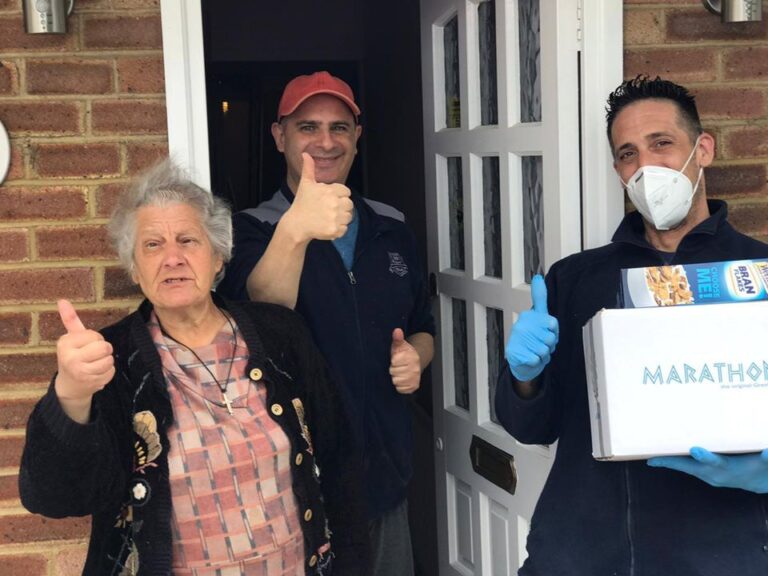 Από πόρτα σε πόρτα διανομή τροφίμων στους απόδημους Κύπριους της Αγγλίας (ΦΩΤΟ)