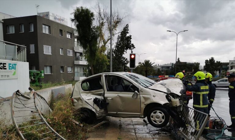 Έχασε τον έλεγχο του οχήματος που οδηγούσε και κατέληξε στα κιγκλιδώματα (ΦΩΤΟ)