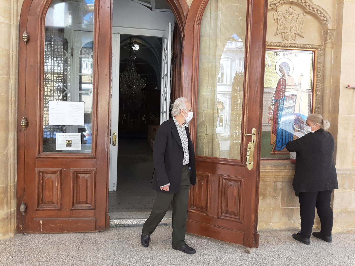 Έτρεξαν σε εκκλησίες οι πιστοί για να ανάψουν κεράκι και να προσκυνήσουν (ΦΩΤΟ)