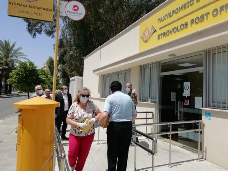 "Έφοδος" Καρούσου στο Ταχυδρομείο για την εφαρμογή των μέτρων (ΦΩΤΟ)