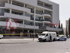 Χειροπέδες σε δυο για την ένοπλη ληστεία, ανθρωποκυνηγητό για τον τρίτο δράστη