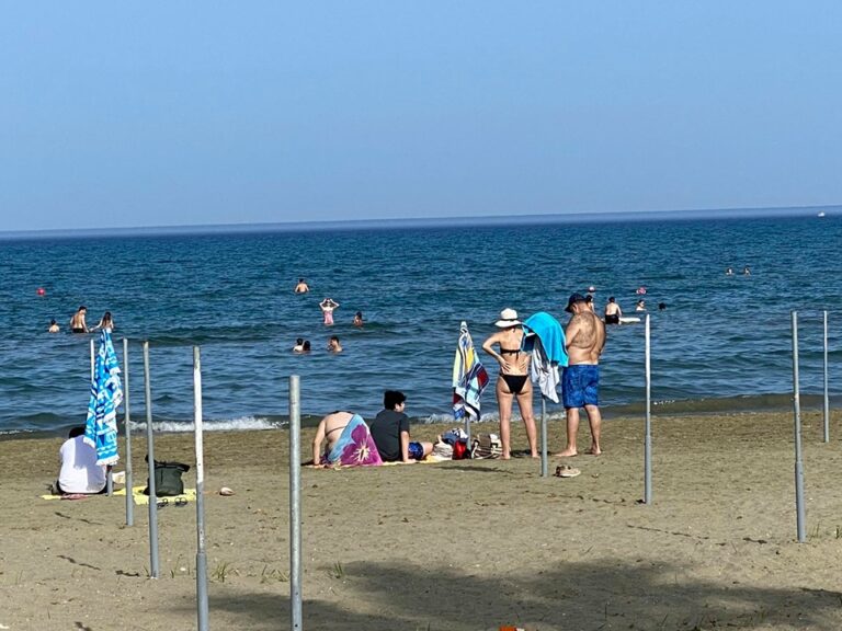 Σκαρφαλώνει στους 40 βαθμούς ο υδράργυρος, συνοδευόμενος με ανέμους (ΒΙΝΤΕΟ)