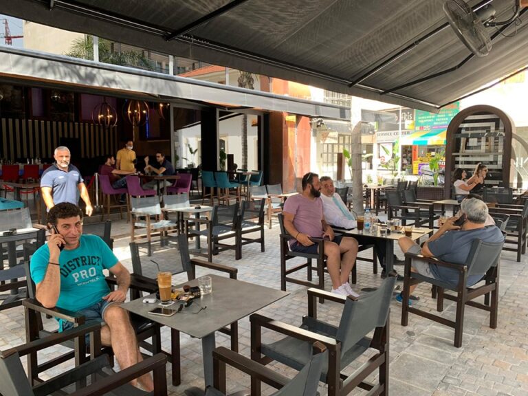 Επέστρεψαν οι θαμώνες στις καφετέριες της οδού Ερμού στη Λάρνακα (ΒΙΝΤΕΟ&ΦΩΤΟ)