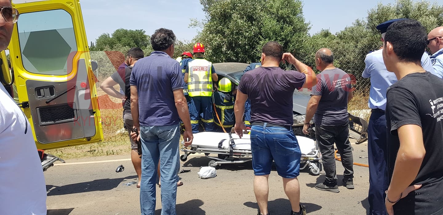 Καρέ-καρέ ο απεγκλωβισμός γυναίκας από τα συντρίμμια του οχήματος της (ΦΩΤΟ)