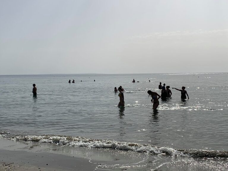 Ανοίγουν αύριο οι παραλίες, έρχονται βροχές και καταιγίδες (ΒΙΝΤΕΟ)