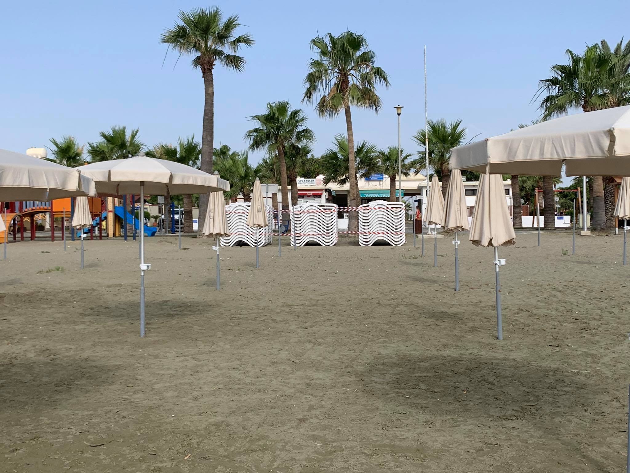 Πυρετώδεις προετοιμασίες μέχρι την τελευταία στιγμή στις παραλίες (ΒΙΝΤΕΟ)