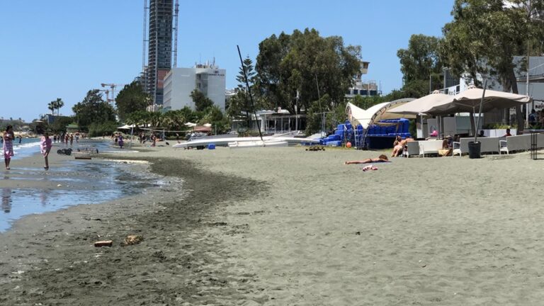 Το άνοιγμα των οργανωμένων παραλιών βρήκε απροετοίμαστη την Λεμεσό (ΒΙΝΤΕΟ)