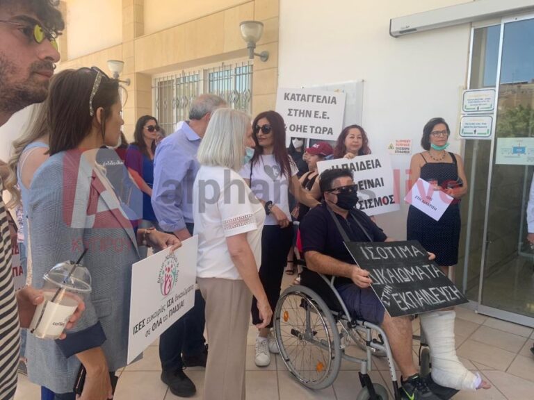 Μέσα σύσκεψη με επιδημιολόγους, έξω διαμαρτυρία από γονείς μαθητών (ΦΩΤΟ)