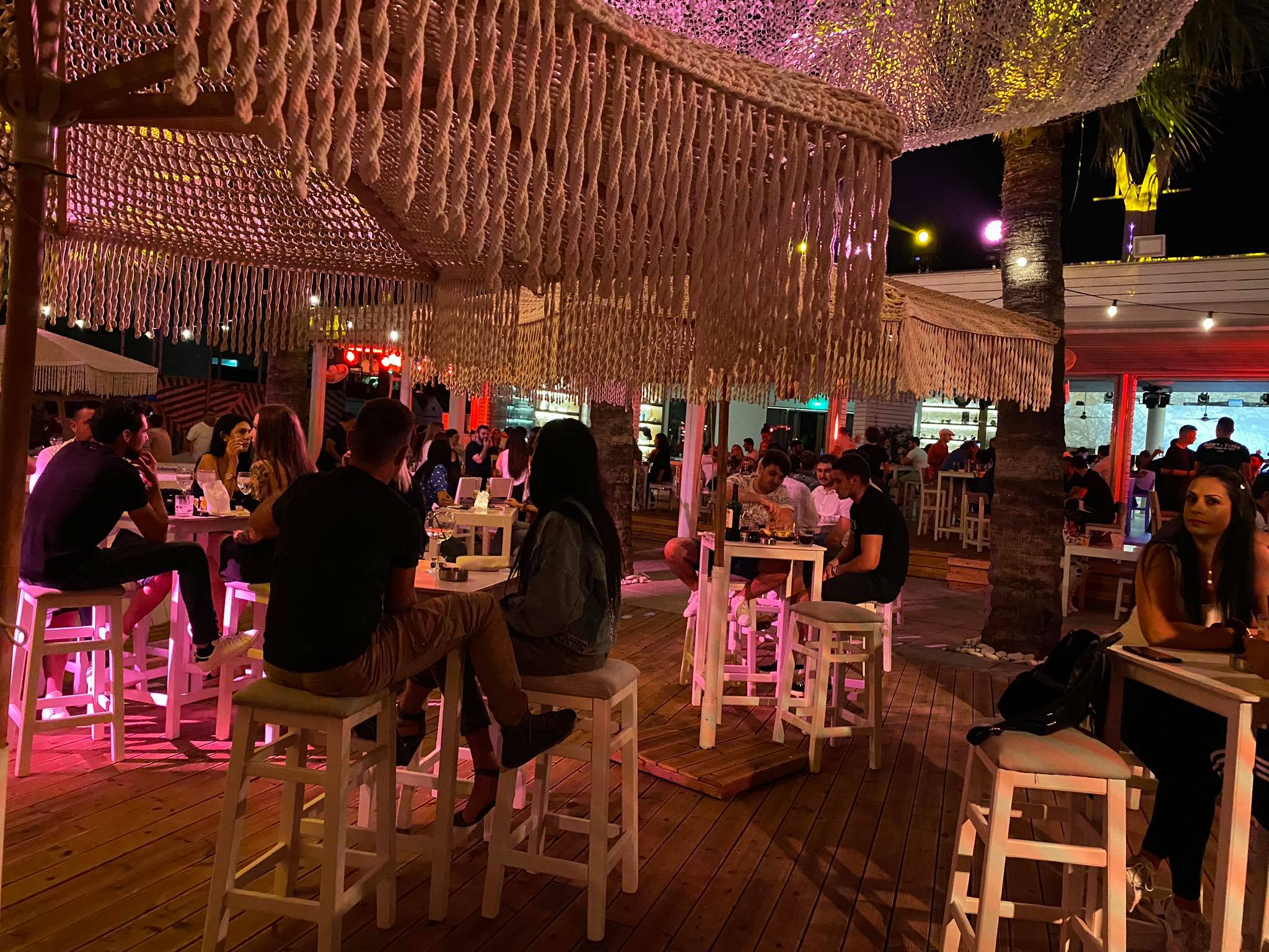 Ολονύχτιες εφόδοι σε μπαράκια και καφέ για τους χορούς των θαμώνων (ΒΙΝΤΕΟ)