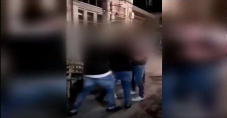 Καρέ-καρέ η άγρια συμπλοκή μεταξύ νεαρών στη Σαριπόλου (ΒΙΝΤΕΟ)