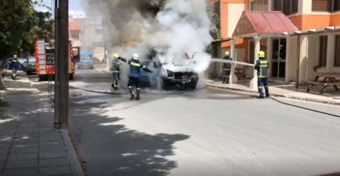 Καρέ καρέ η επιχείρηση κατάσβεσης φωτιάς σε mini bus (ΒΙΝΤΕΟ)
