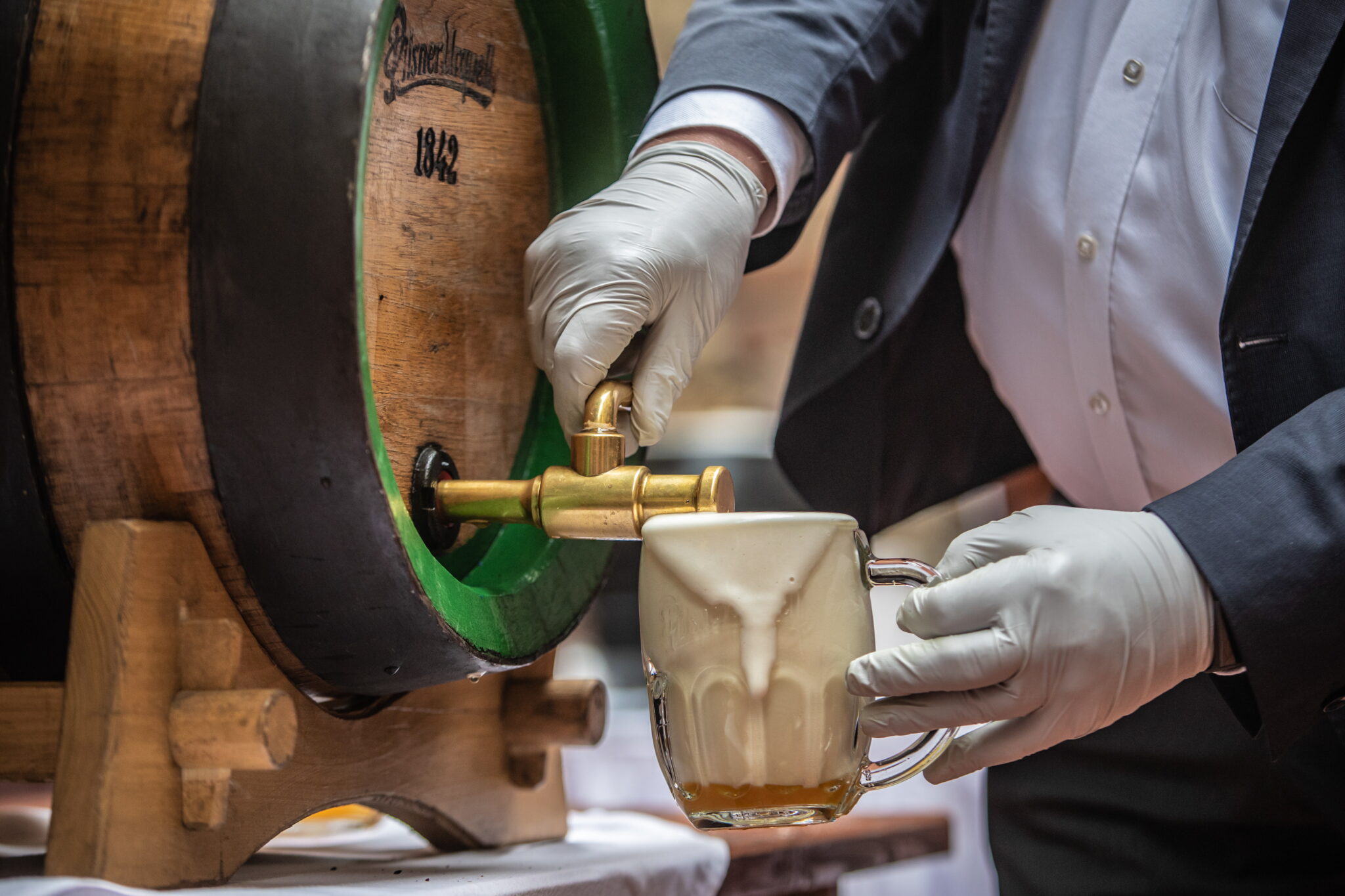 Άνοιξε το μπαράκι του επιχειρηματίας στη Λεμεσό και σέρβιρε πελάτες (ΒΙΝΤΕΟ)