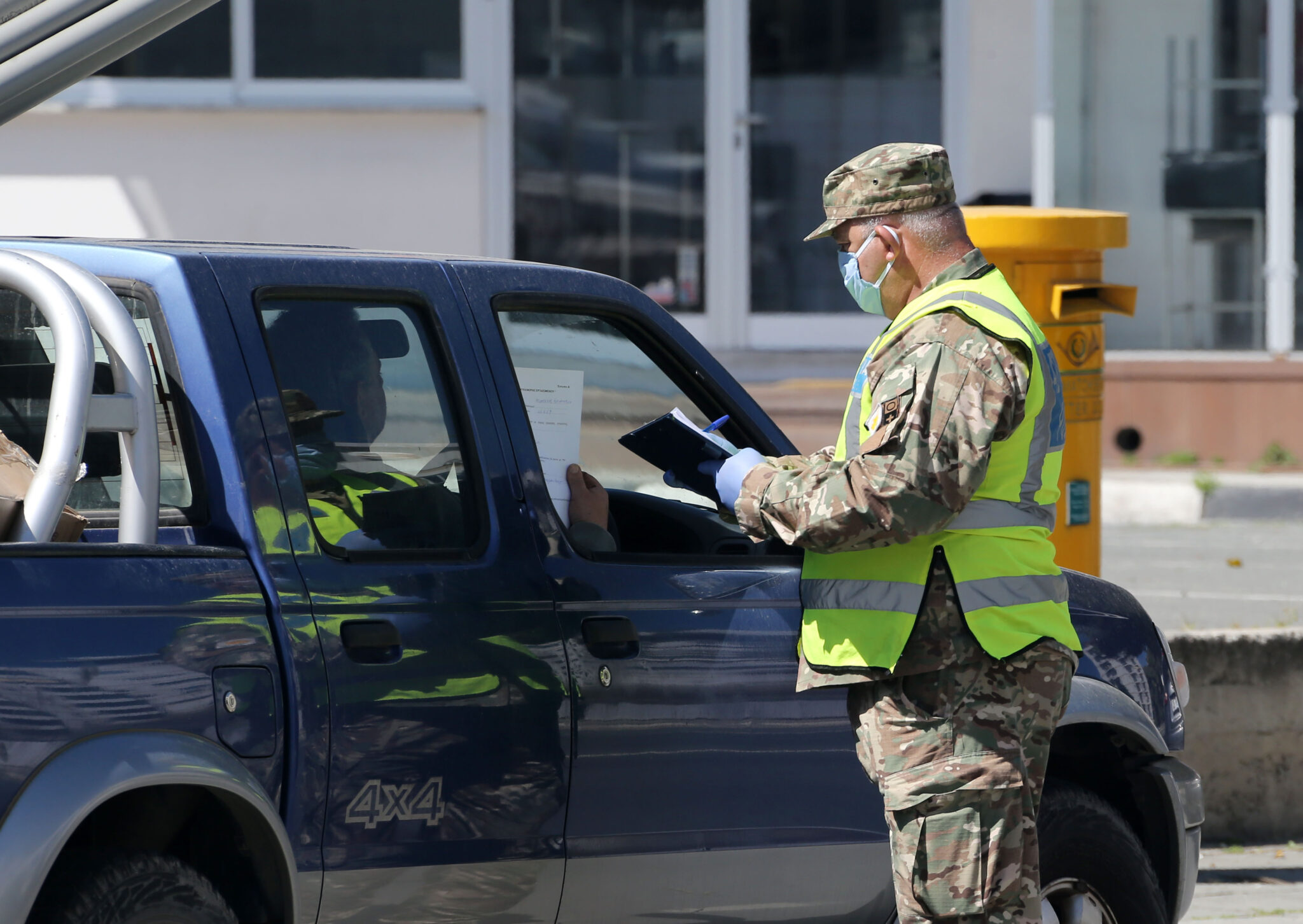Μία καταγγελία καταστηματάρχη και ογδόντα εξώδικα σε πεζούς και οδηγούς