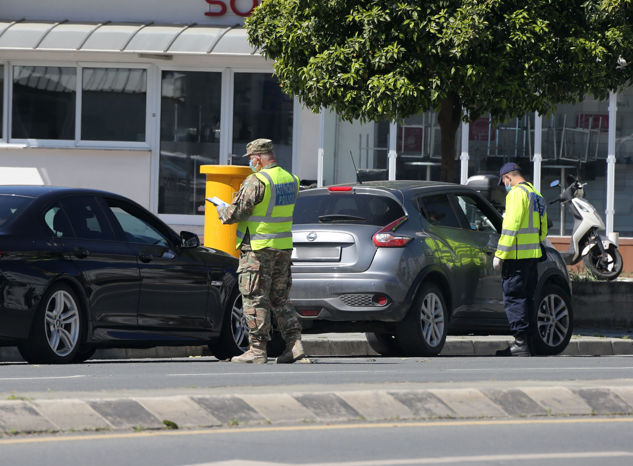 Τους "τσάκωσαν" χωρίς προστατευτική μάσκα και τους έκοψαν εξώδικα