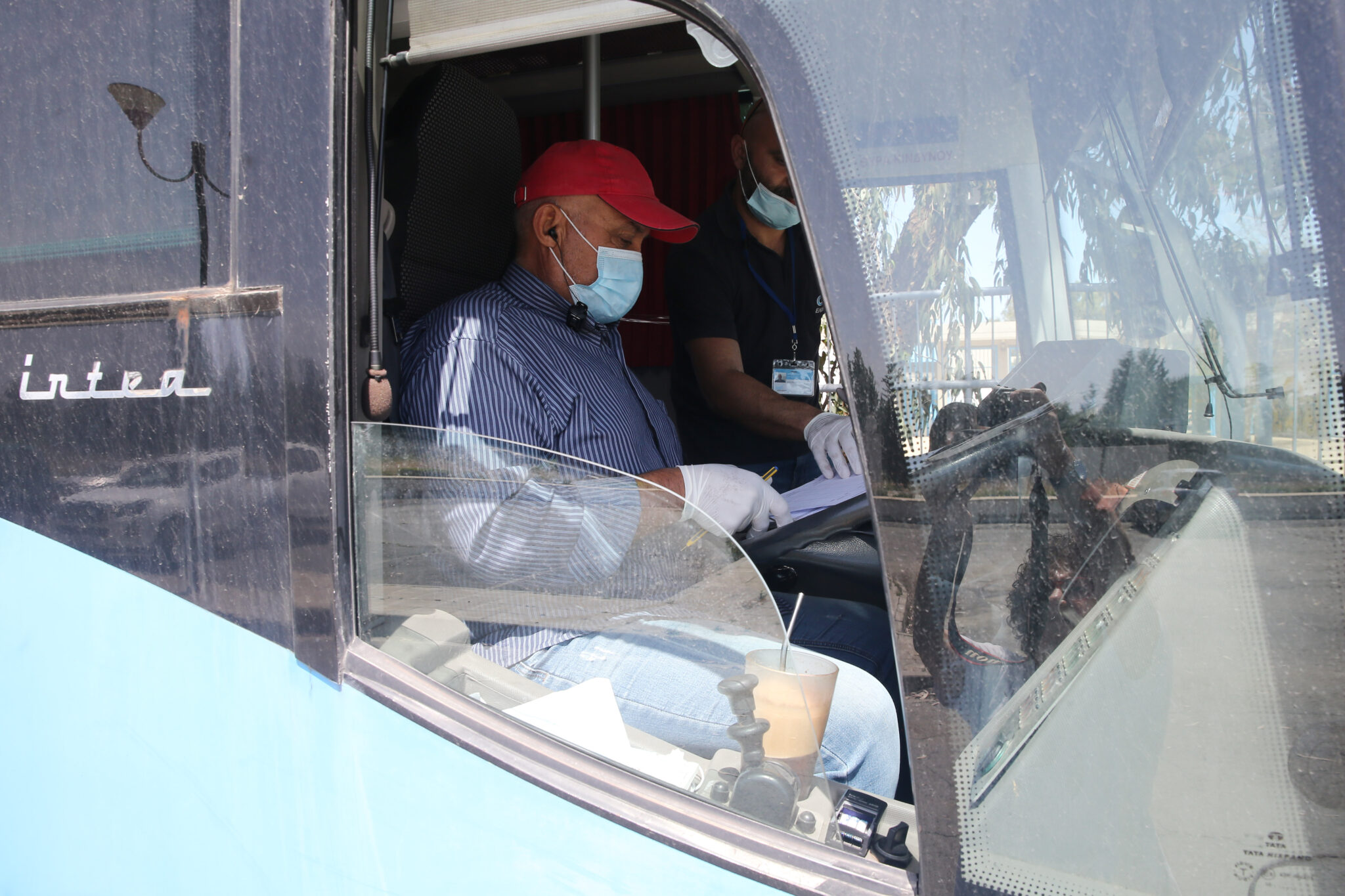 Kαταγγελία ΣΕΓΔΑΜΕΛΙΝ: Οι επιβάτες στα λεωφορεία αρνούνται να βάλουν μάσκα