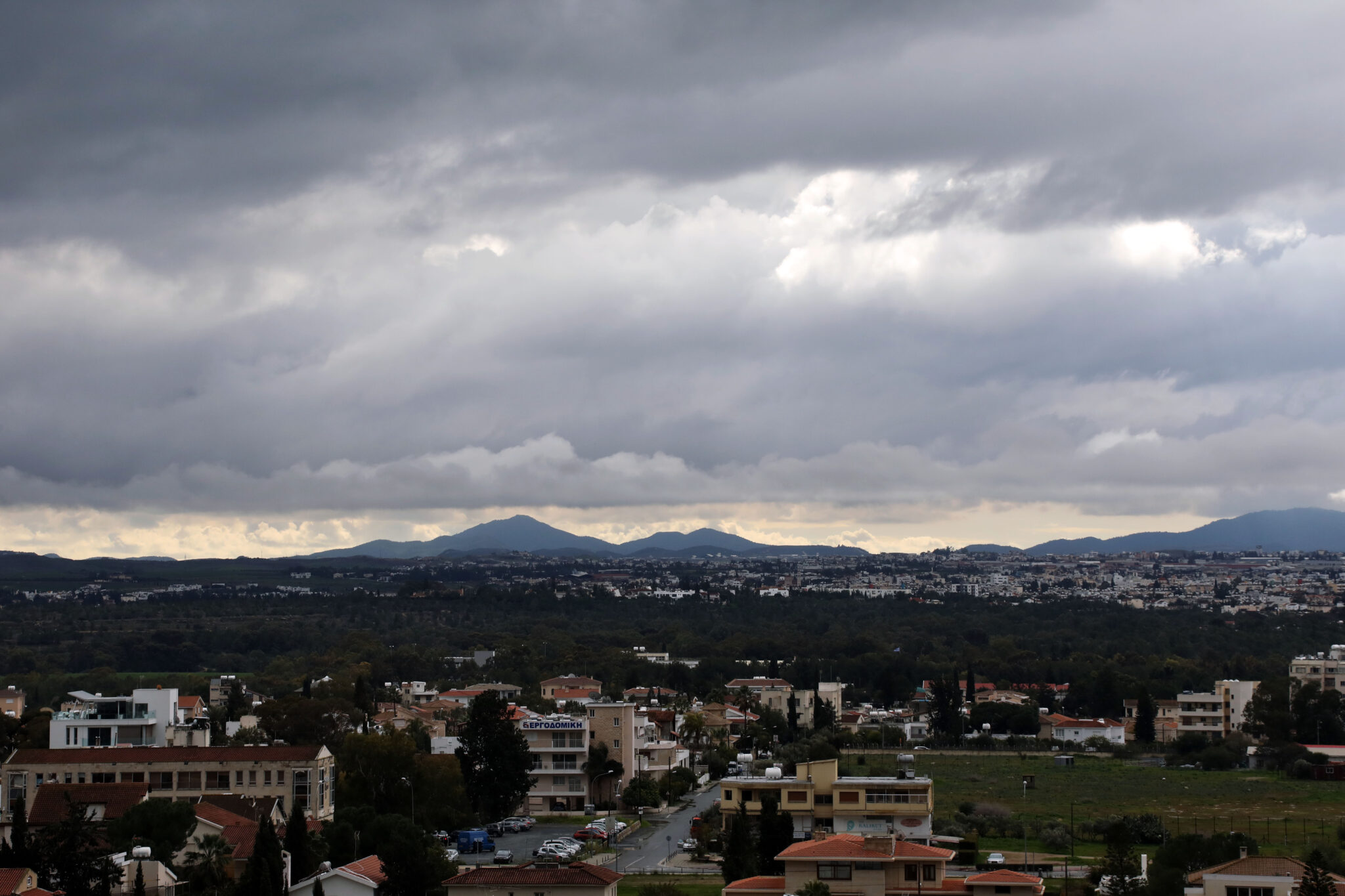 "Πέφτει" κι άλλο ο υδράργυρος και έρχονται βροχές και καταιγίδες