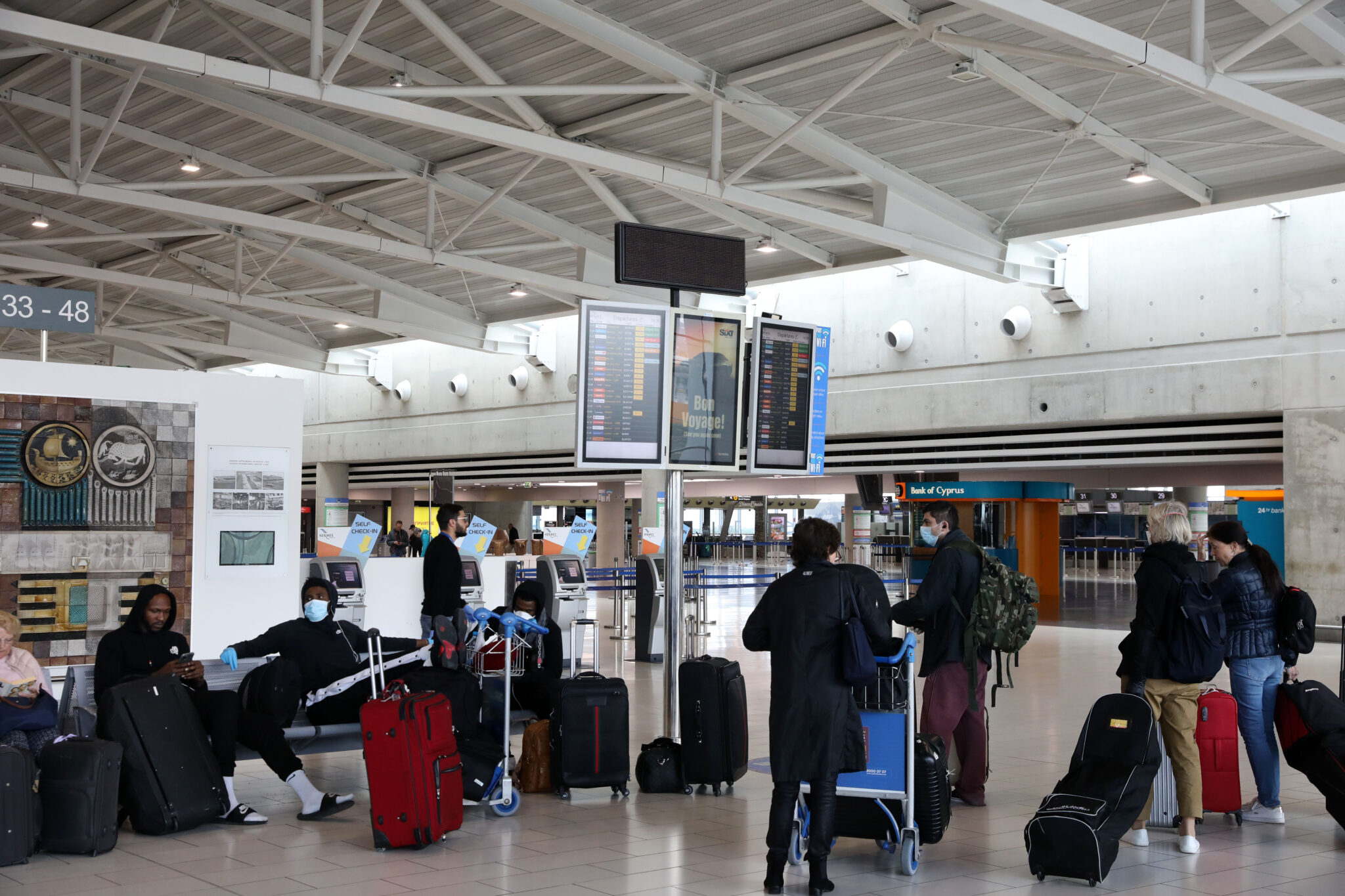 Όχι σε κενές θέσεις στα αεροσκάφη, υποχρεωτική η χρήση μάσκας από τους επιβάτες