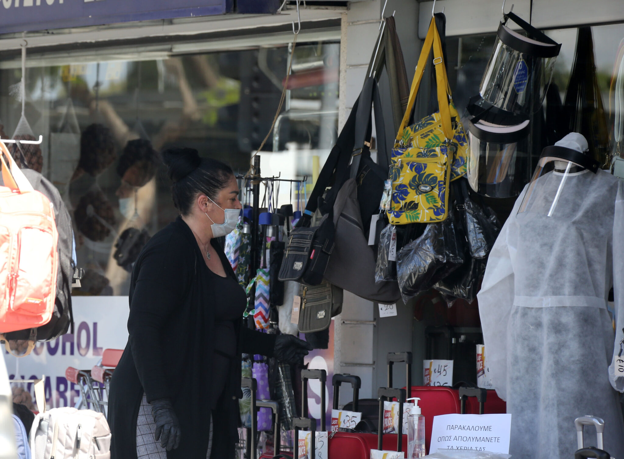 Σήκωσαν «ρολά» με ανακούφιση και προβληματισμό οι καταστηματάρχες (ΒΙΝΤΕΟ)