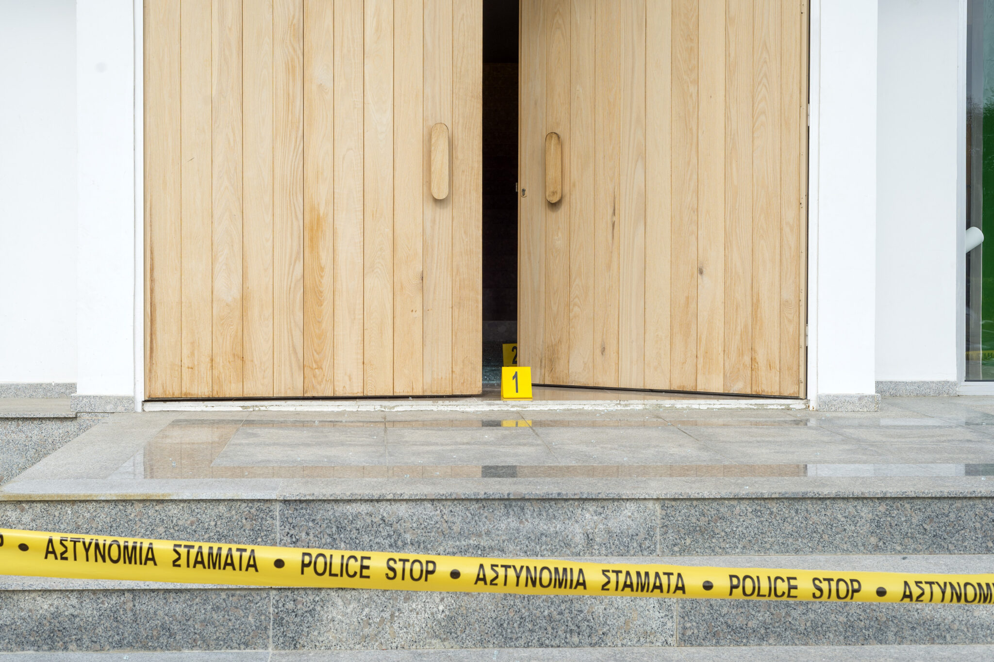 Οι ιδιοκτήτες έβαλαν τις φωνές και ο επίδοξος διαρρήκτης το έβαλε… στα πόδια