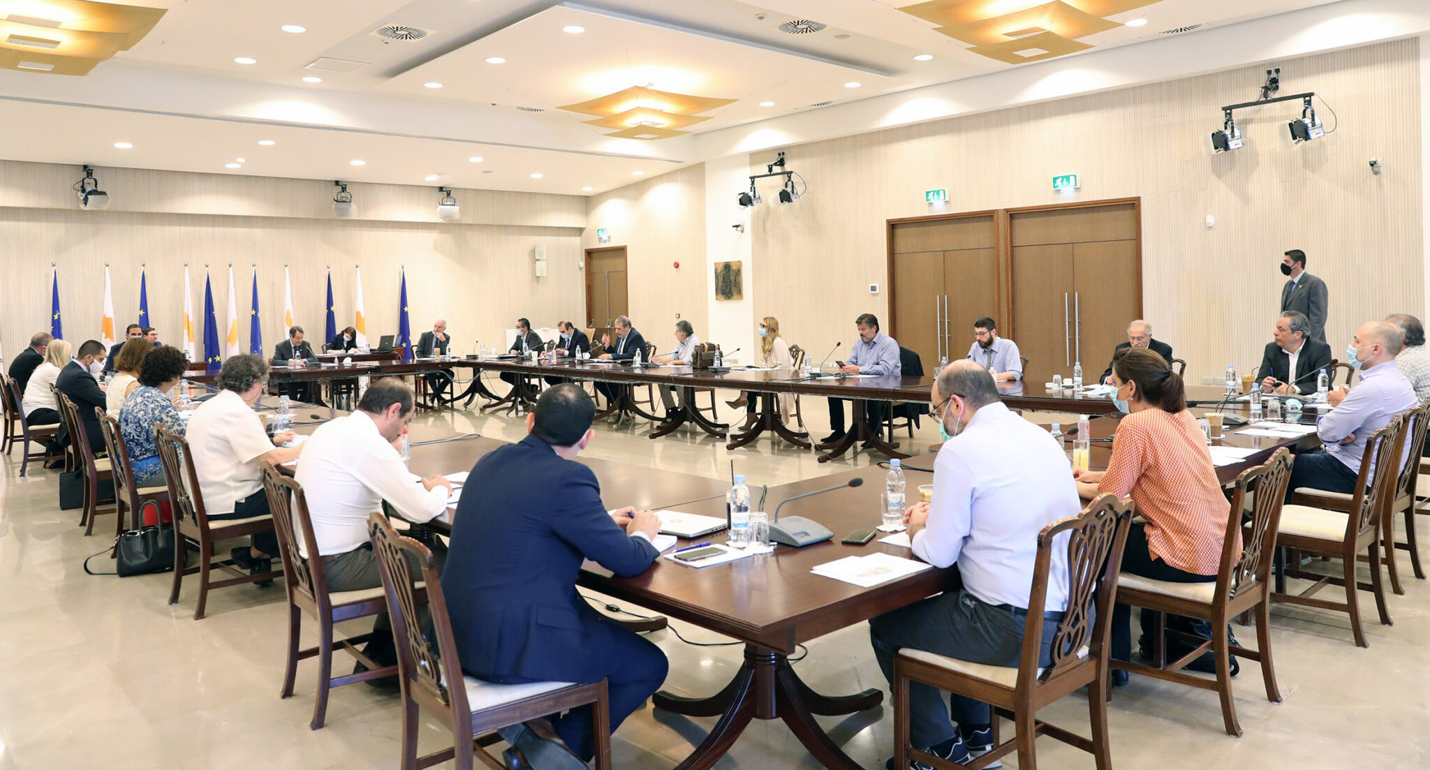 Το παρασκήνιο πίσω από την απόφαση για επιστροφή στα θρανία (ΒΙΝΤΕΟ)