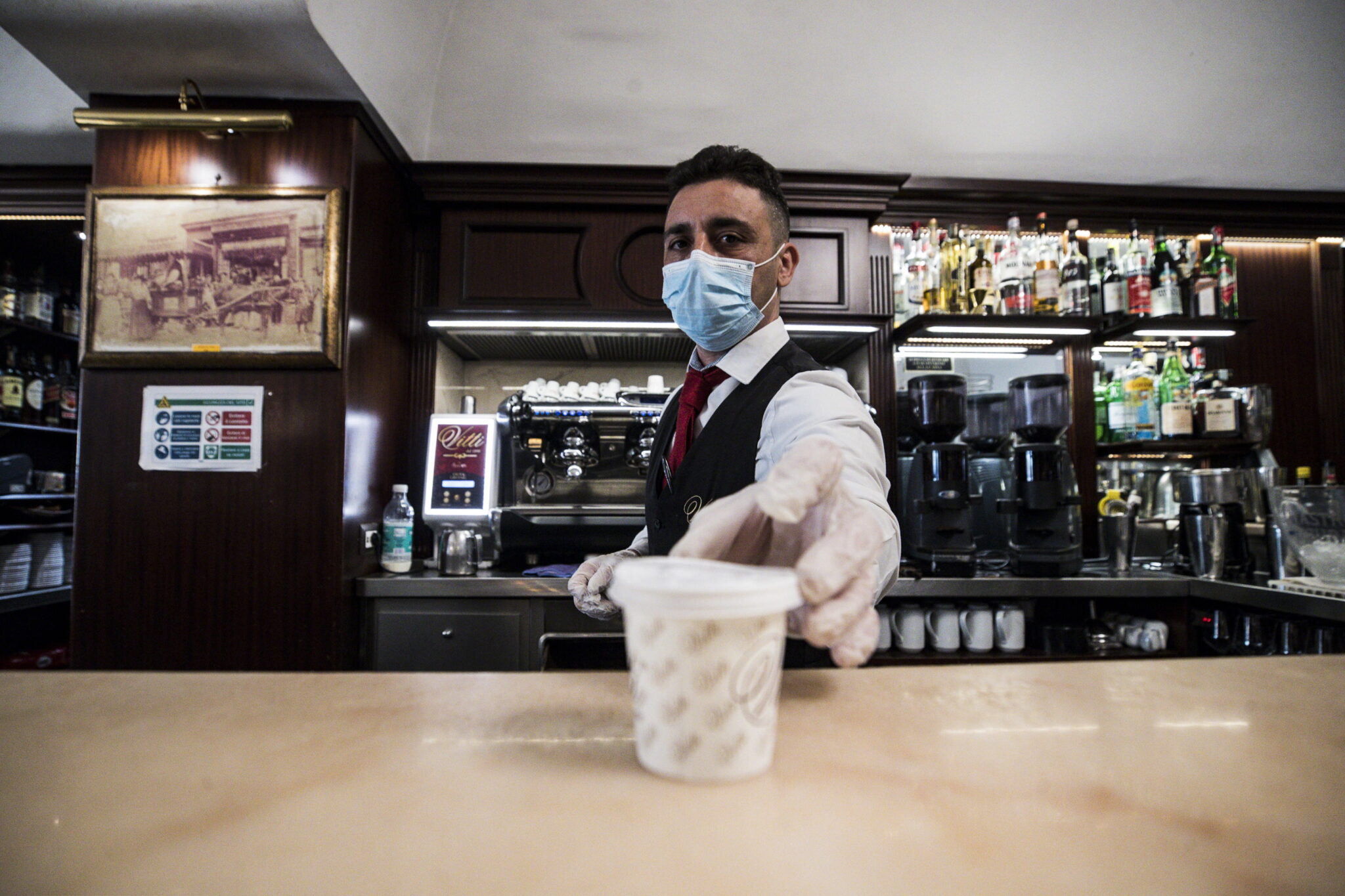 "Τσάκωσαν" ιδιοκτήτη καφετέριας και θαμώνες να απολαμβάνουν τον καφέ τους