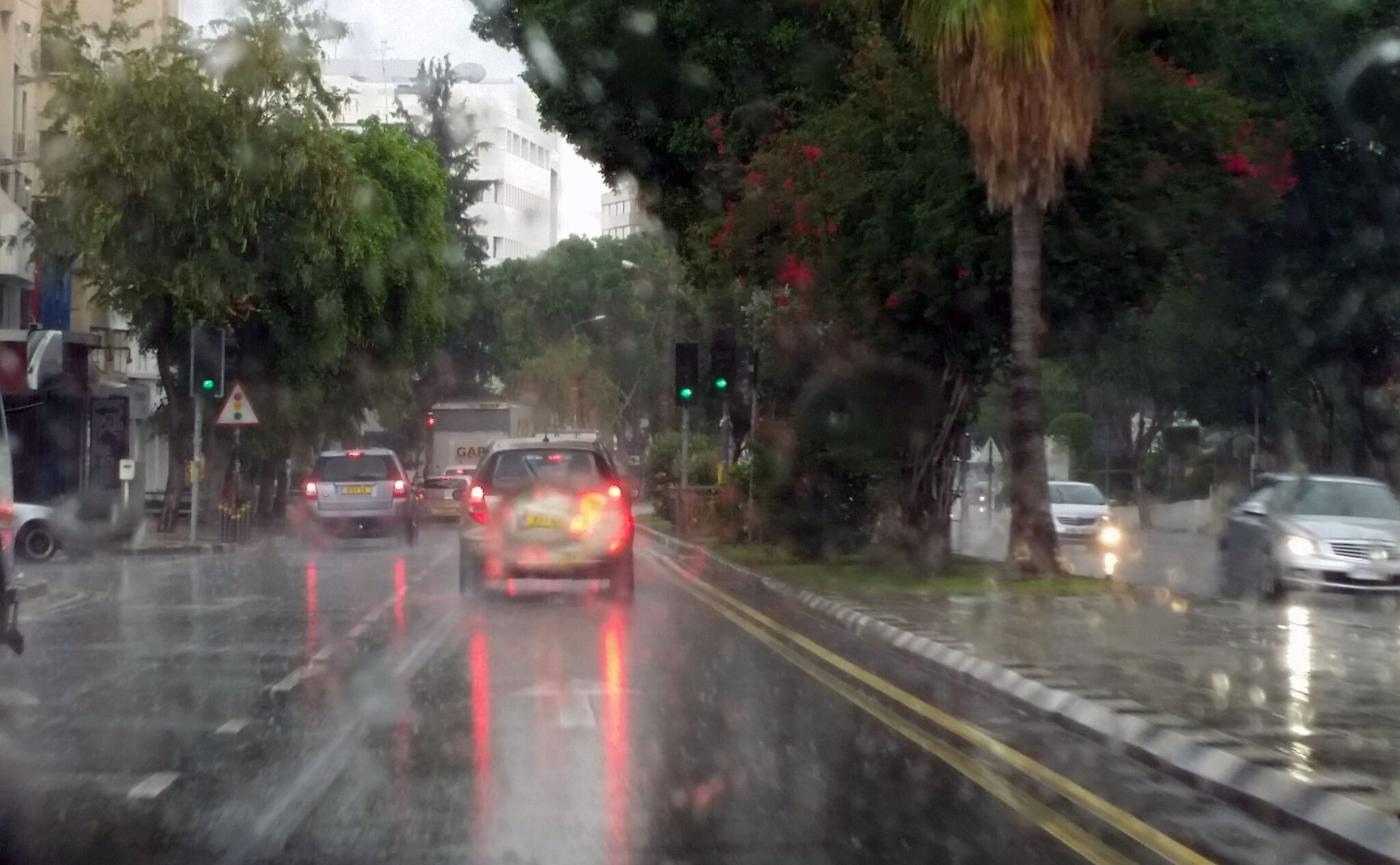 Bροχές, καταιγίδες και δυνατοί άνεμοι στο "κατώφλι" του καλοκαιριού