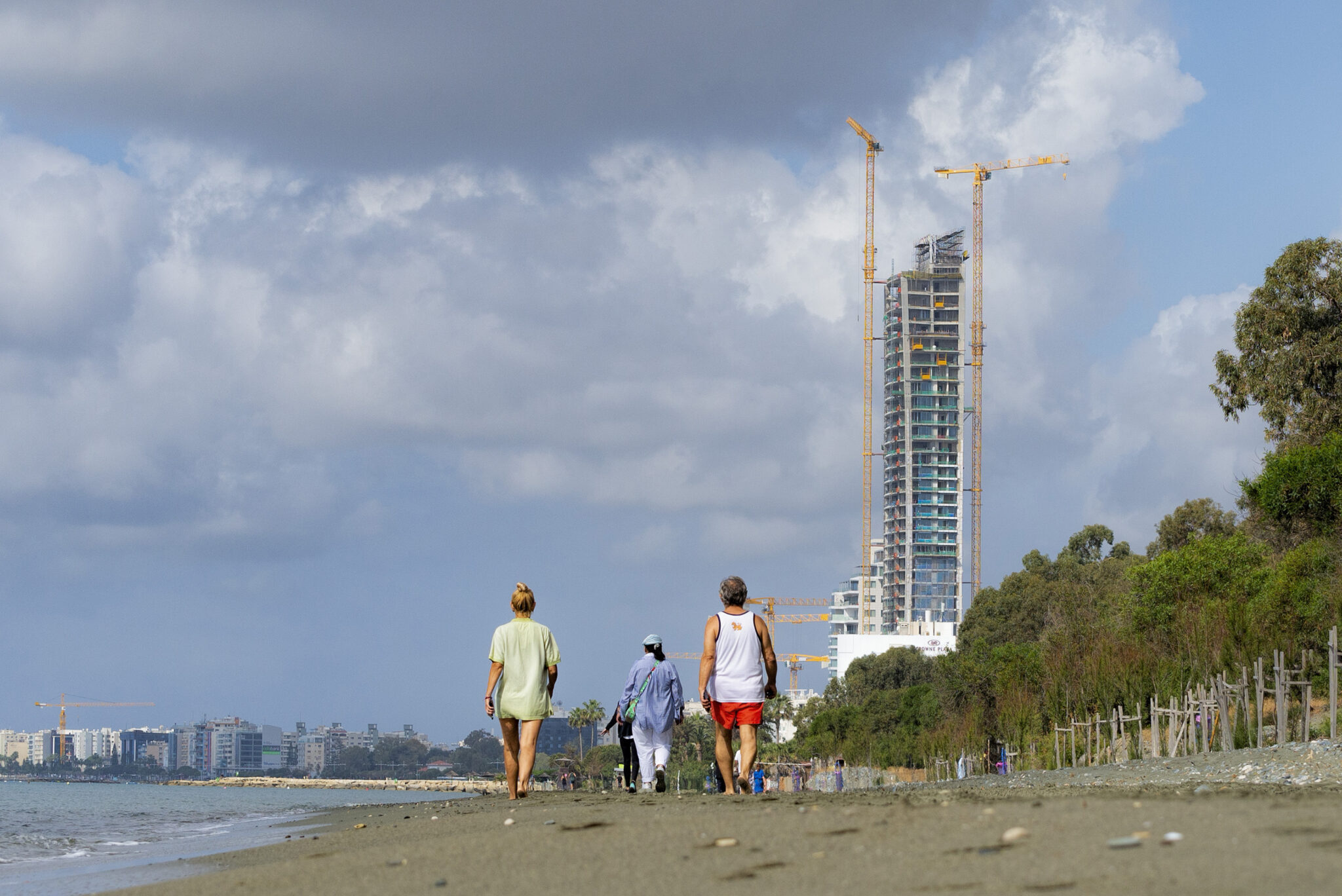 "Βροχή" εξωδίκων σε λουόμενους στις παραλίες Lady's Mile και Κουρίου