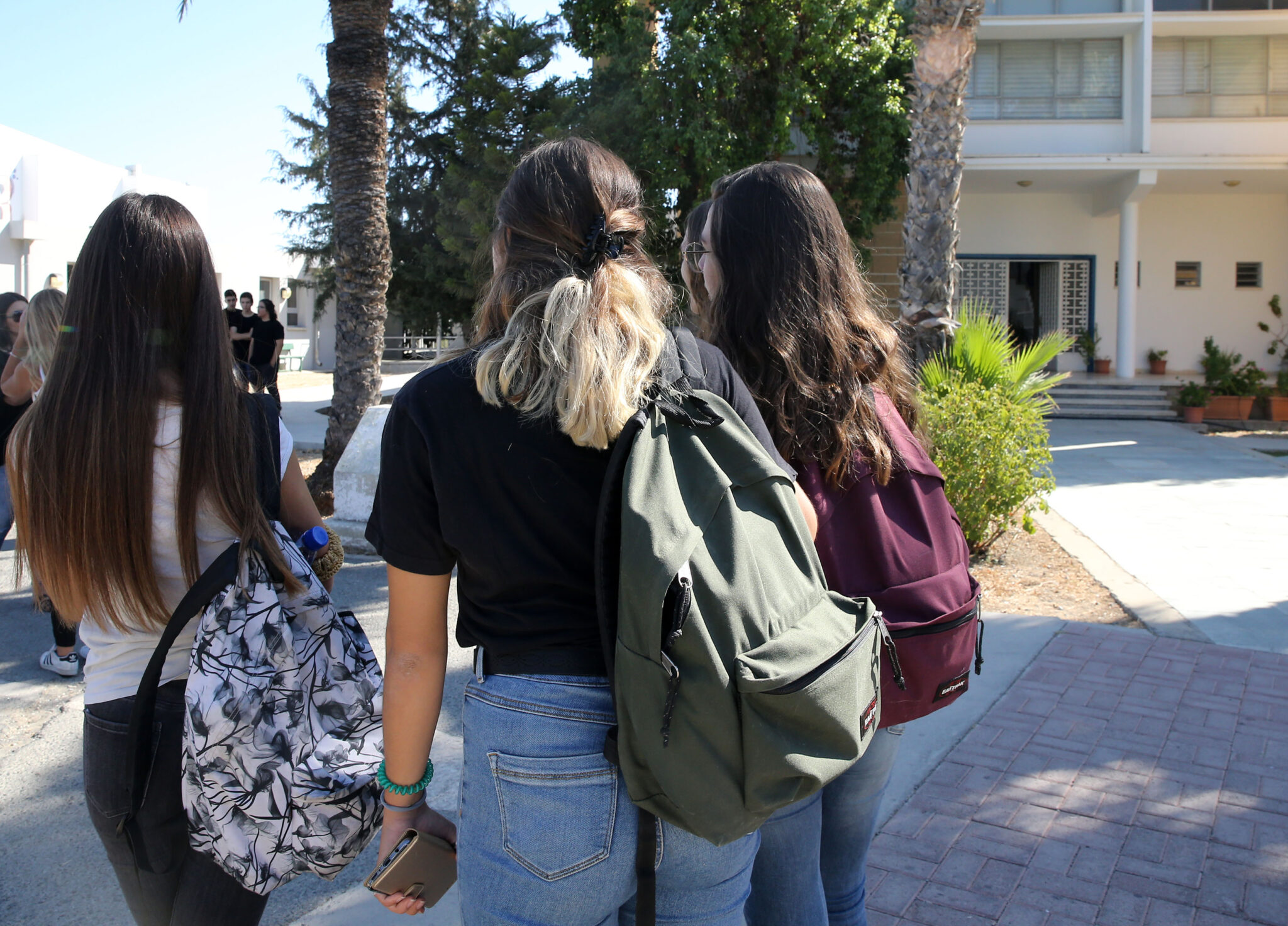 Ούτε αγκαλίτσες, ούτε φιλάκια για τους τελειόφοιτους που επιστρέφουν στα θρανία