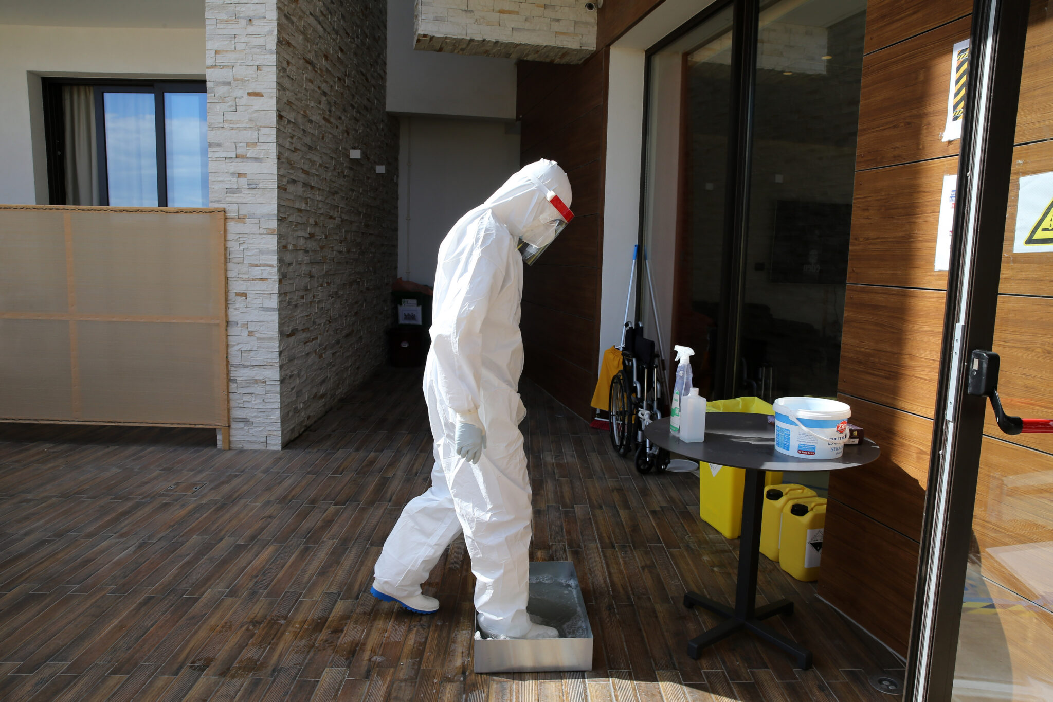 Πρόσω ολοταχώς για επιστροφή μαθητών στις τάξεις και άνοιγμα αεροδρομίων