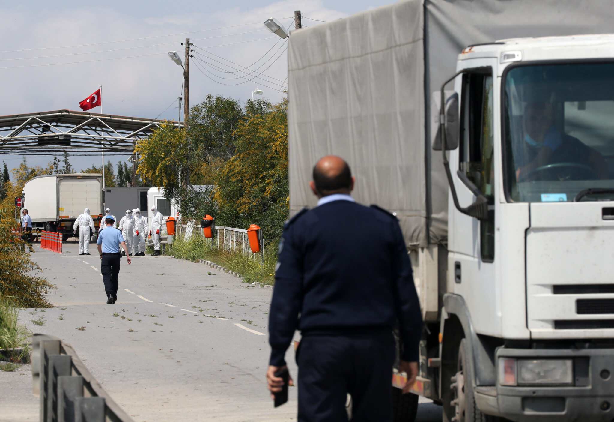 "Τα οδοφράγματα θα ανοίξουν όταν η υγειονομική εικόνα της χώρας το επιτρέψει"