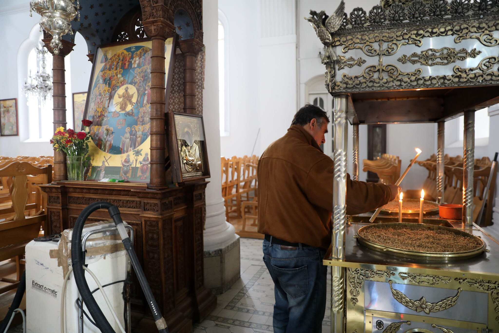 Διπλές Θείες Λειτουργίες στις εκκλησίες για να αποφευχθεί ο συνωστισμός (ΒΙΝΤΕΟ)