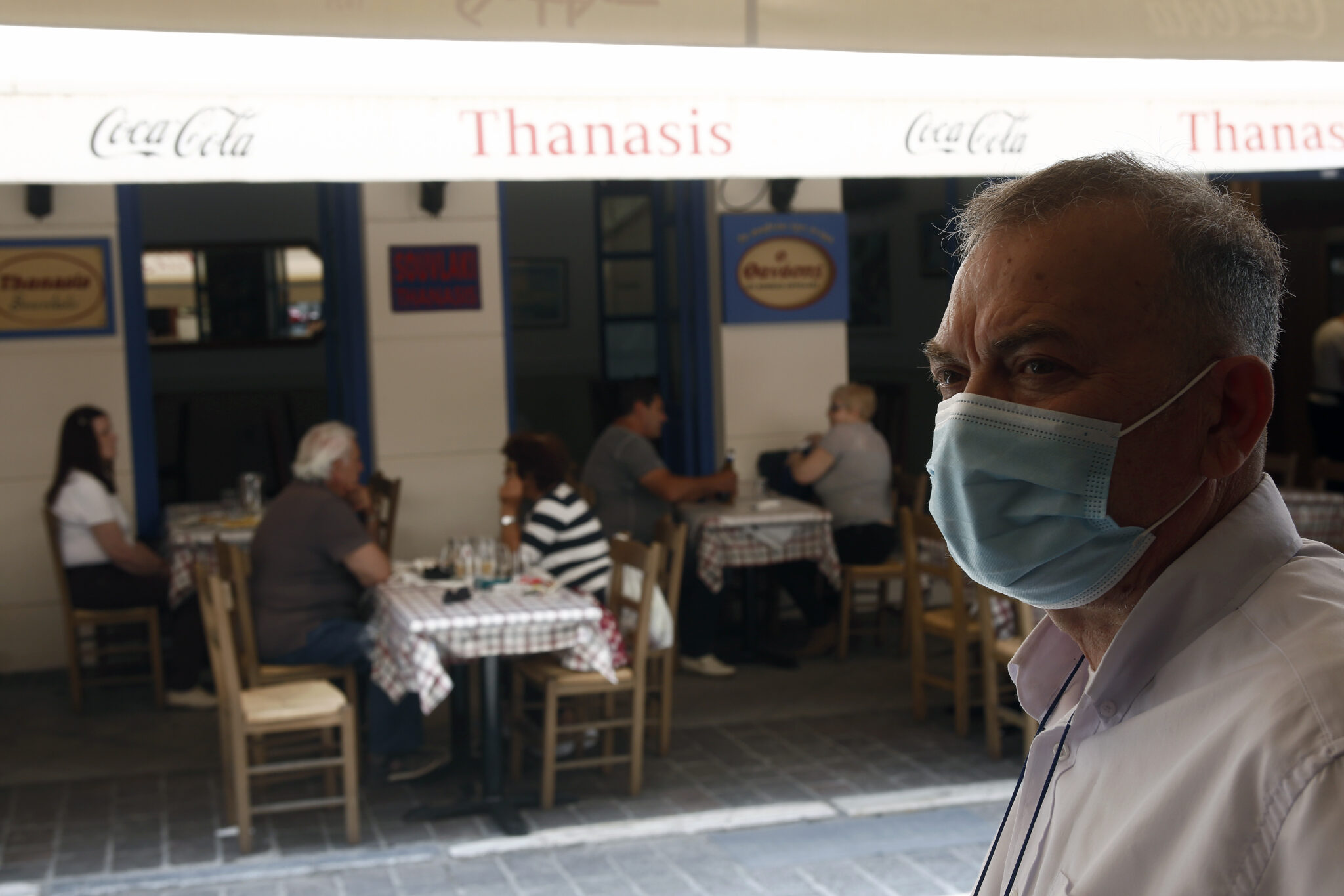 Τέσσερα νέα κρούσματα κορωνοϊου και ένας θάνατος στην Ελλάδα