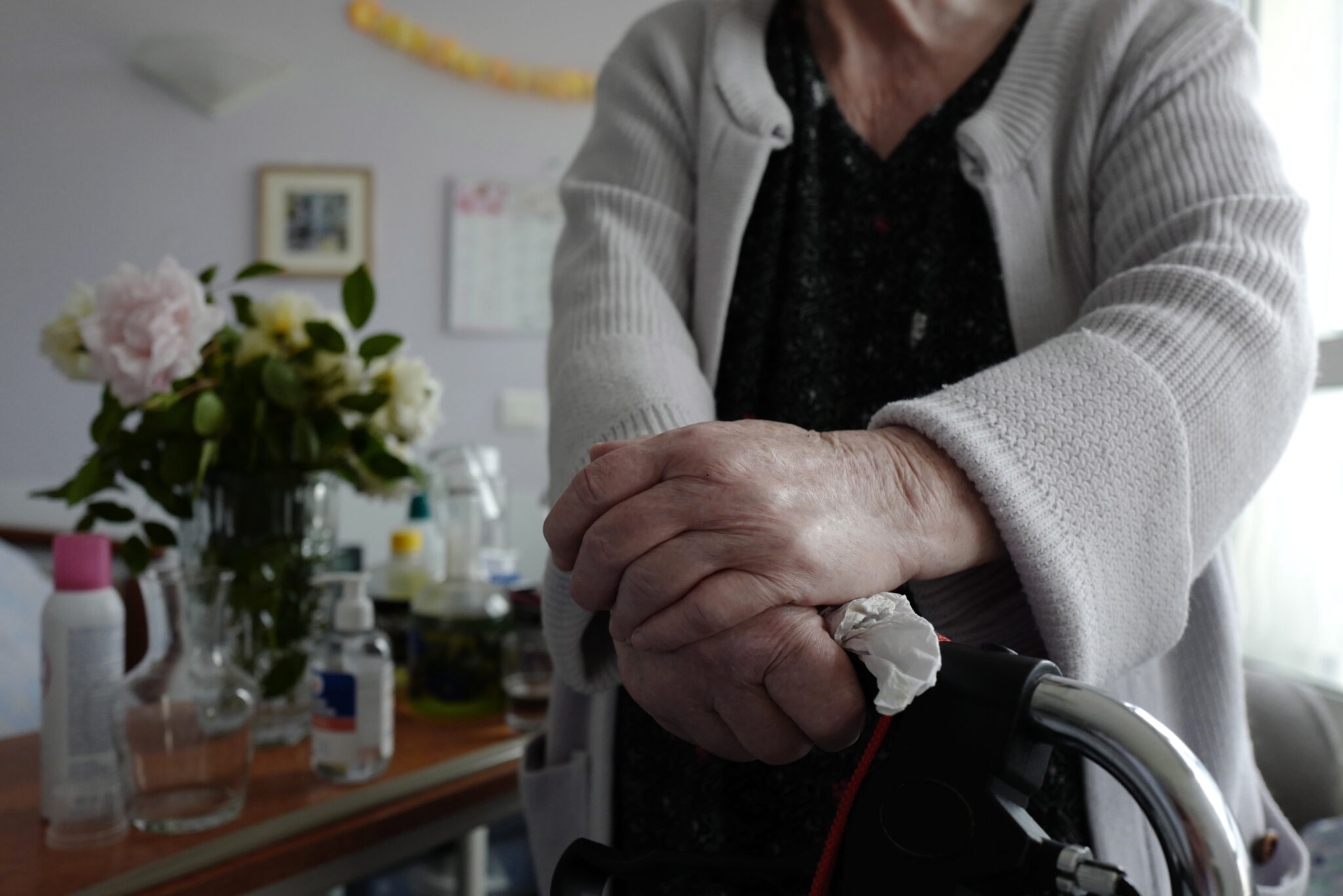 Φόρεσε κηπουρικά γάντια και επιτέθηκε με κουζινομάχαιρο στους γείτονες του