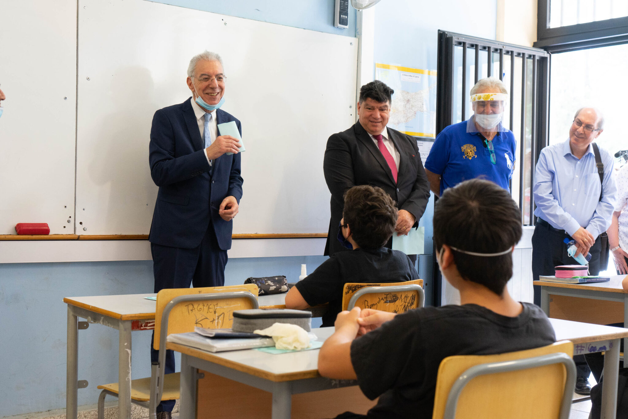 Zήτησαν από τον Υπουργό να πηγαίνουν στο σχολείο με κοντά παντελόνια (ΒΙΝΤΕΟ)