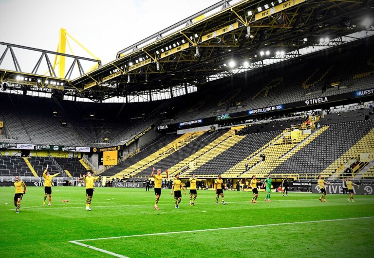 «Όλε» σε άδειες εξέδρες από τους παίκτες της Ντόρτμουντ (ΒΙΝΤΕΟ)