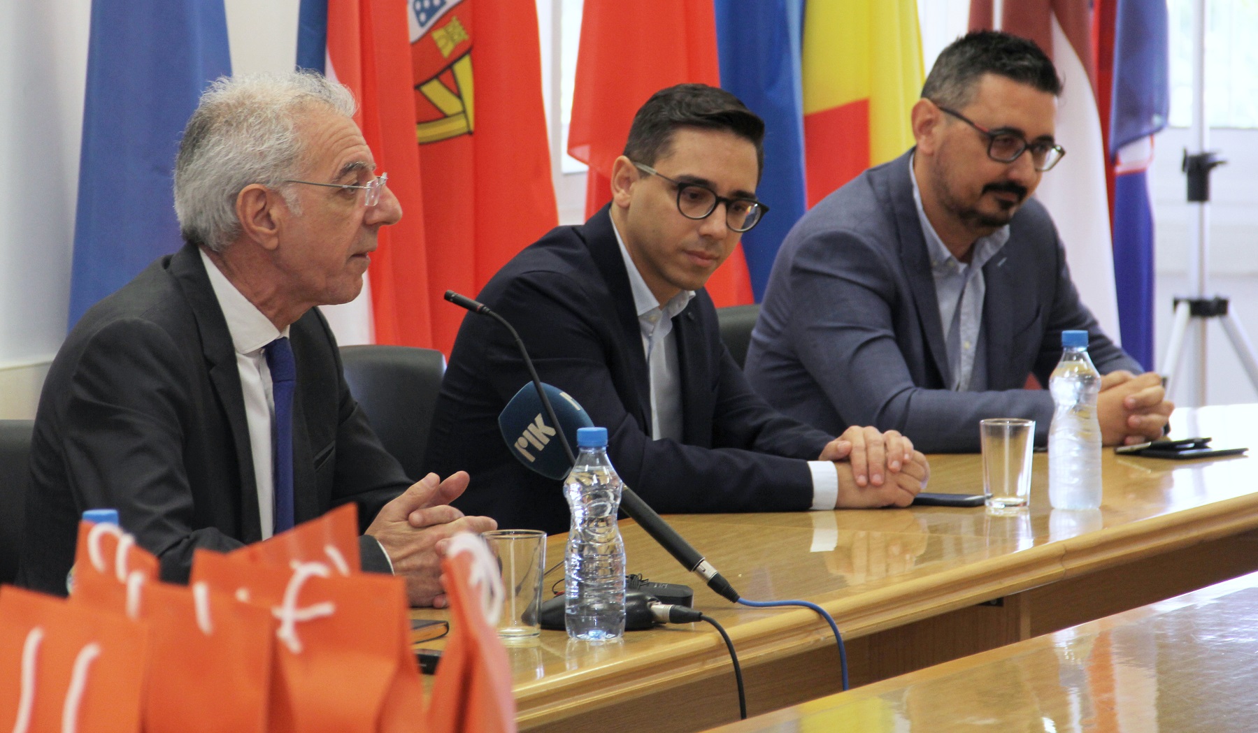 Τα Public παρέδωσαν 1300 tablets στο Υπουργείο Παιδείας