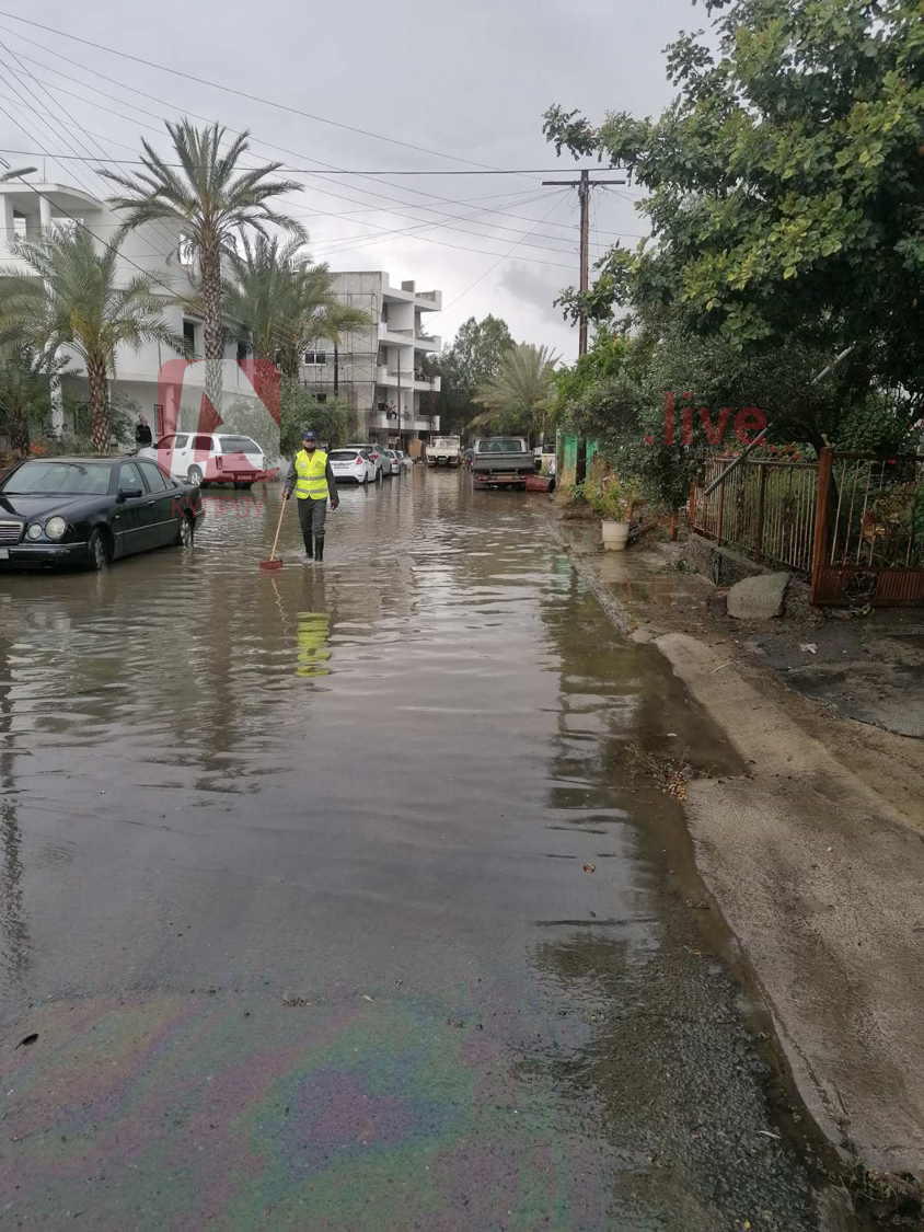 «Κατέβηκε» ο ποταμός και πλημμύρισε σπίτια και οχήματα στον Άγιο Δομέτιο (ΦΩΤΟ)