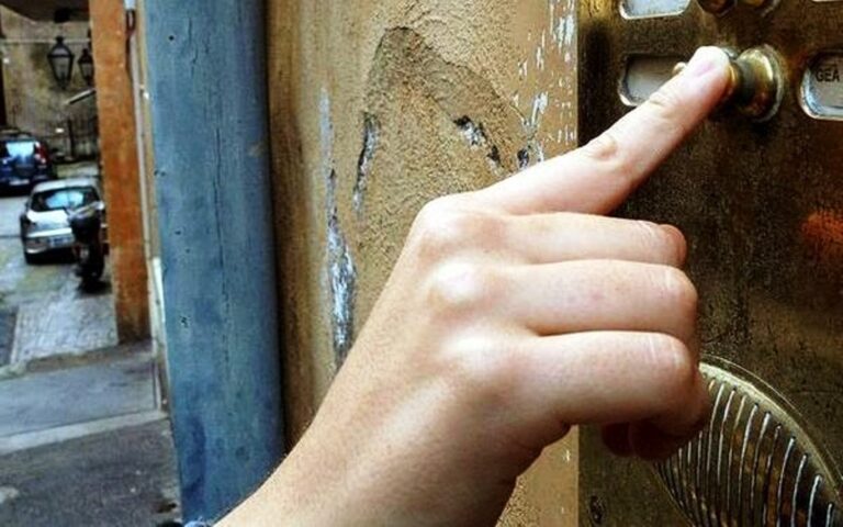 Άγνωστοι της συστήθηκαν ως αστυνομικοί, μπήκαν στο σπίτι της και την έκλεψαν