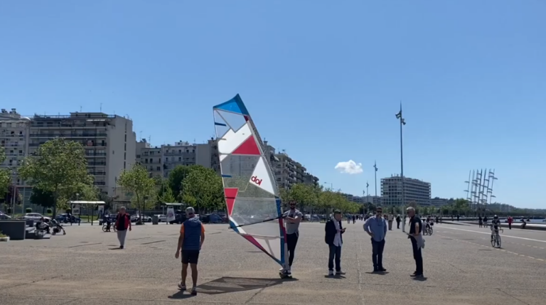 Έβγαλαν τις σανίδες τους στη στεριά windsurfers στη Θεσσαλονίκη (ΒΙΝΤΕΟ)