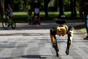 Σκύλος-ρομπότ περιφρουρεί τα μέτρα αποστασιοποίησης στα πάρκα (ΒΙΝΤΕΟ)