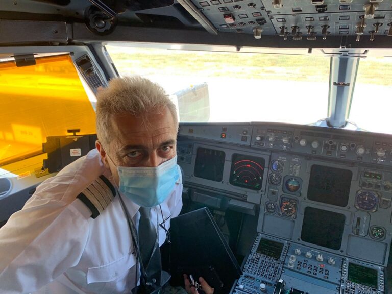 Ο Alpha Κύπρου επιβιβάστηκε σε αεροσκάφος που αναχώρησε από τη Λάρνακα (BINTEO)