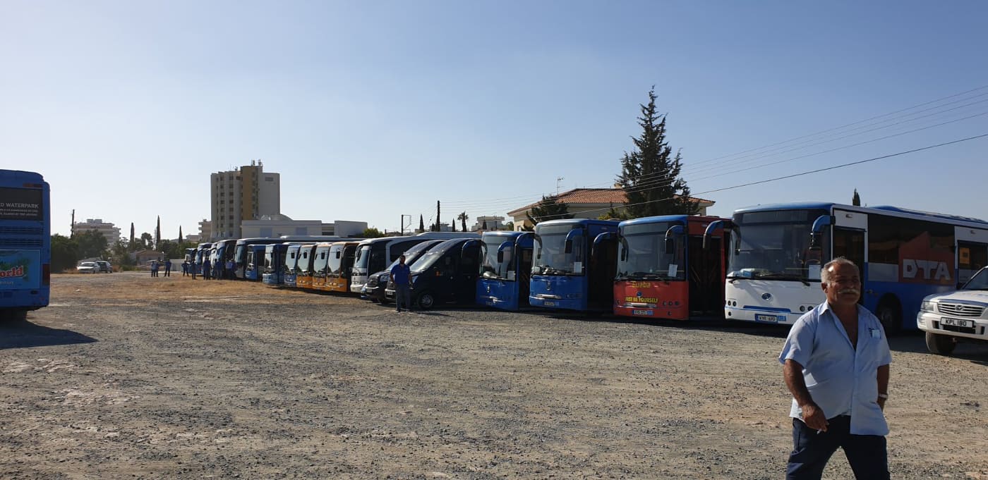 "Πυροσβεστική" παρέμβαση Καρούσου και ακύρωση απεργίας των οδηγών λεωφορείων