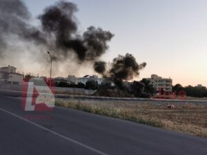 ΦΩΤΟ: Πυρκαγιά δίπλα από σπίτια και διερχόμενα οχήματα στην περιοχή Λακατάμιας