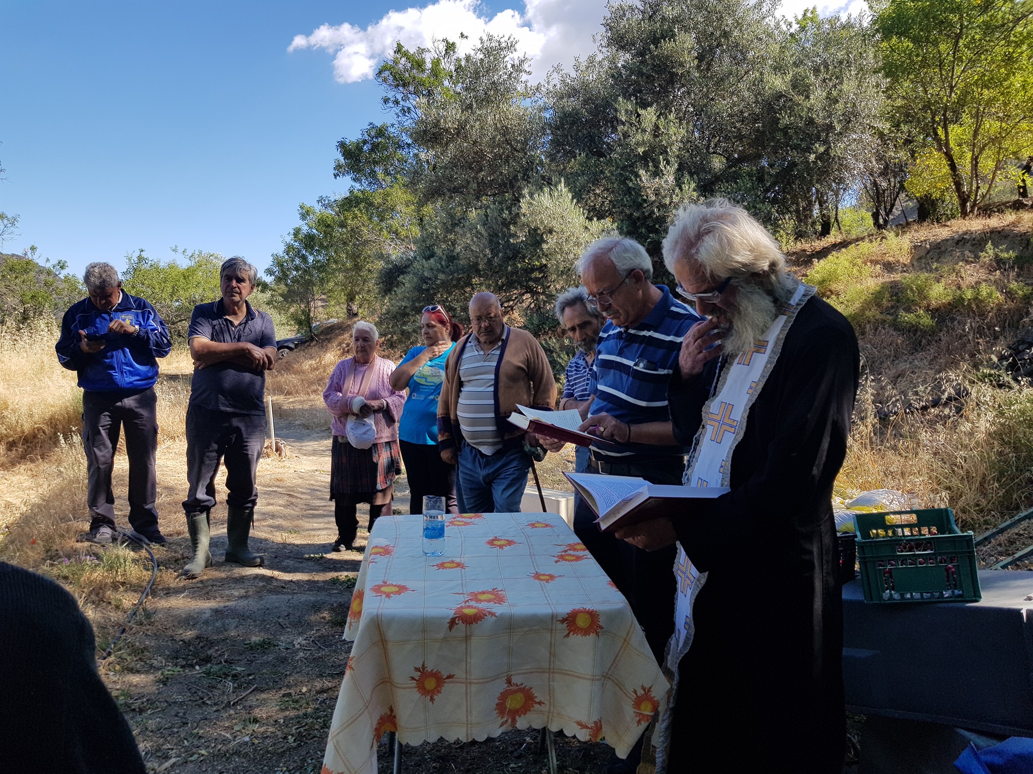 Πρώτα τα ευλόγησαν και μετά τα μάζεψαν