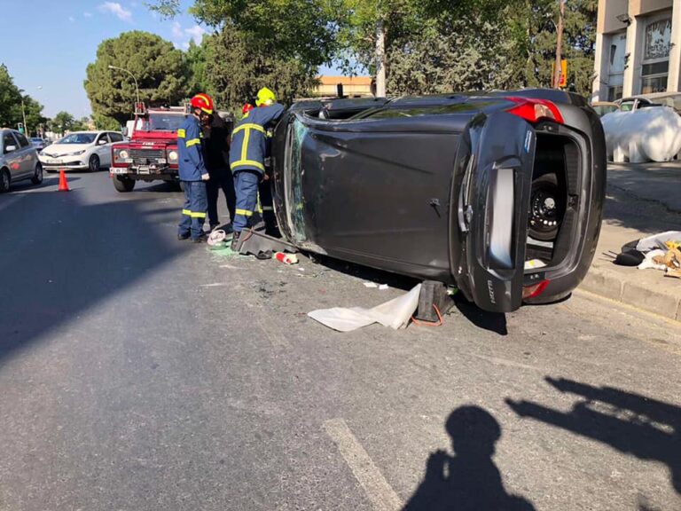 ΦΩΤΟ: Δραματική επιχείρηση της Πυροσβεστικής για απεγκλωβισμό οδηγού